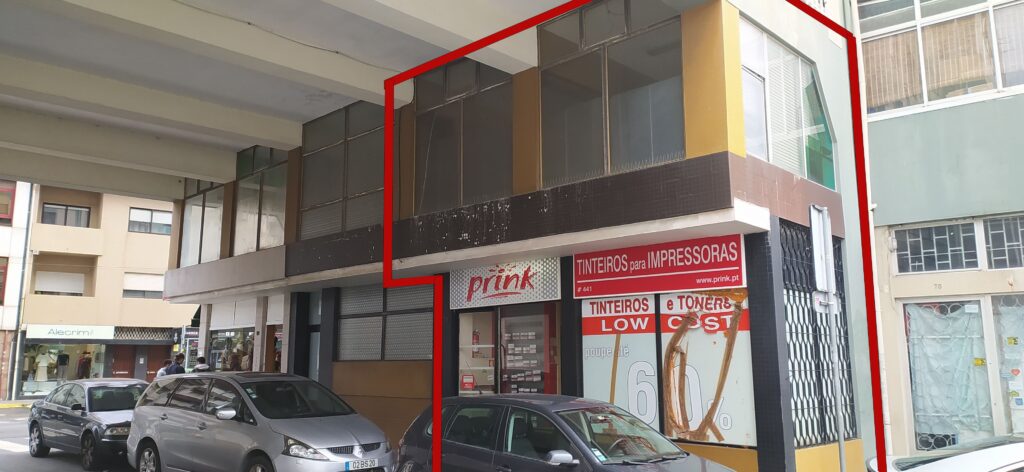 Loja e sobreloja no centro de Vila Nova de Gaia na Rua Serafim Rodrigues Rocha